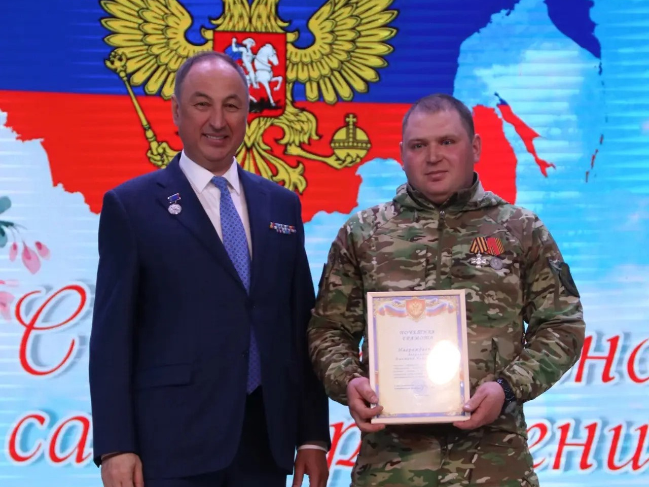 На торжественном мероприятии, посвящённом Дню местного самоуправления, поздравил сотрудников, представителей органов местного самоуправления, ветеранов муниципальной службы Лямбирского района, и вручил заслуженные награды..